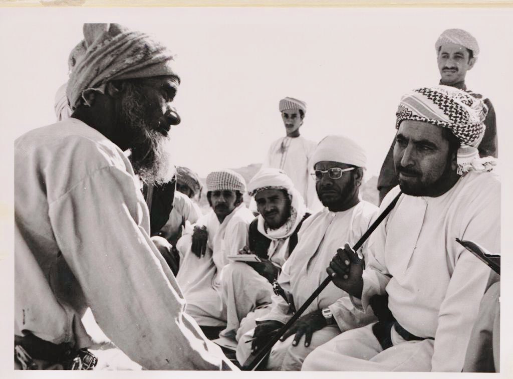 كتب الرحالة الألماني "كارستن نيبور" عام 1772م وصفاًَ للعُمانيين:

“#العُماني يختلف عن بقية العرب، فهو قليل الكلام، حادّ الملاحظة، لا يُظهر العداء ولا يُخفي الاستياء، وإذا وعد أوفى، وإذا غضب تحكّم في نفسه، ويُشعرك دومًا بأنه يعرف أكثر مما يقول”.

#الذاكرة_العُمانية
#سلطنة_عُمان