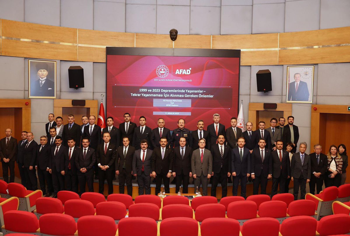AFADBaskanlik's tweet photo. 📍 Ankara
📍 İçişleri Bakanlığı Eğitim Dairesi Başkanlığı

AFAD Başkanımız Vali Ali Hamza Pehlivan, "Afete Dirençli Toplumda, Deneyim Projesi Kapsamında Mülki İdare Amirlerine Yönelik Hizmet İçi Eğitim Semineri " kapsamında mülki idare amirleri ile bir araya geldi.

Başkanımız Vali Pehlivan, tecrübe paylaşımında bulunduğu ve AFAD’ın çalışmaları hakkında bilgiler paylaştığı konuşmalarında;
📌 1999 depremleri, takip eden yıllarda afet yönetimi alanında atılan adımlar, 2009 yılında AFAD’ın kuruluşu, kriz yönetimi anlayışından risk yönetimi anlayışına geçiş, risk azaltma ve müdahale planları,
📌Türkiye'nin Bütünleşik Afet Yönetim Sistemi 
📌AFAD’ın kurumsal kapasitesindeki gelişmeler 
📌Risk Azaltma Projeleri
📌Afetlere Hazır ve Dirençli Toplum hedefi
📌TARAP, TAMP ve TASİP Planları,
📌Afet yönetiminde sağlanan teknolojik imkanlar,
📌6 Şubat 2023 tarihinde yaşanan asrın felaketinin ardından ortaya konulan asrın dayanışması ve hız kesmeden devam eden dünyanın en büyük ve en hızlı iyileştirme çalışmaları 
📌Afetlerle mücadelede, bütünleşik afet yönetiminde, afet farkındalığının arttırılması hususlarında mülki idare amirlerinin rolü başta olmak üzere, afetlere hazırlık, müdahale ve iyileştirme çalışmaları ile ilgili bilgiler verdi, mülki idare amirlerinin bu süreçlerdeki görev ve sorumluluklarını vurguladı, AFAD’ın kurumsal gelişim süreci ve yaşanan afetlerden elde edilen tecrübeleri katılımcılar ile paylaştı.

Başkanımız konuşmalarında ayrıca afet yönetim kapasitesinin daha da güçlendirilmesi adına yapılan ve planlanan çalışmaları katılımcılara aktardı.

Eğitim seminerinin tüm katılımcılar için faydalı ve hayırlı olmasını temenni eder; mülki idare amirlerimize kamu hizmet yolundaki çalışmalarında üstün başarılar dileriz.

#AFAD 🇹🇷