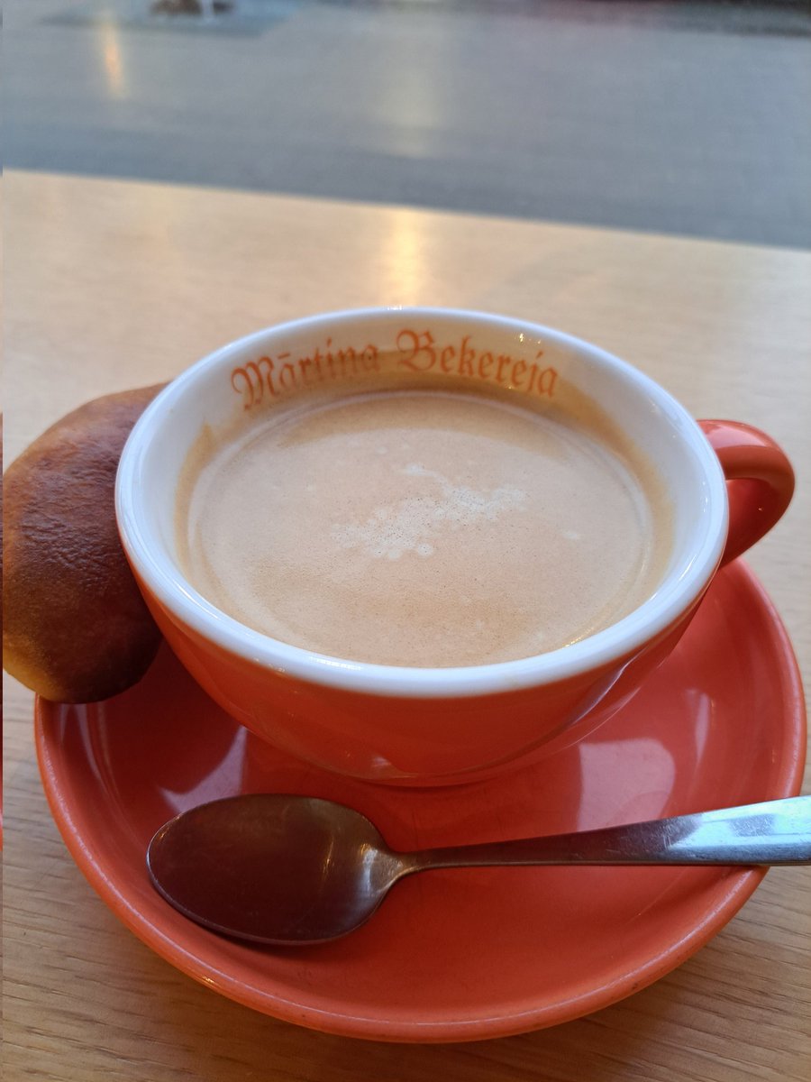 Pēdējās dienās viss šķiet negodīgi un konstanti nāk raudiens.
Mēģinu savākties. Silts pīrādziņš un kafija it is.

#ziemasdepresija
#skolotājaspiezīmes 
#doktorantespiezīmes
#mammaspiezīmes
#pētniecespiezīmes https://t.co/Q3VcDqpRvV