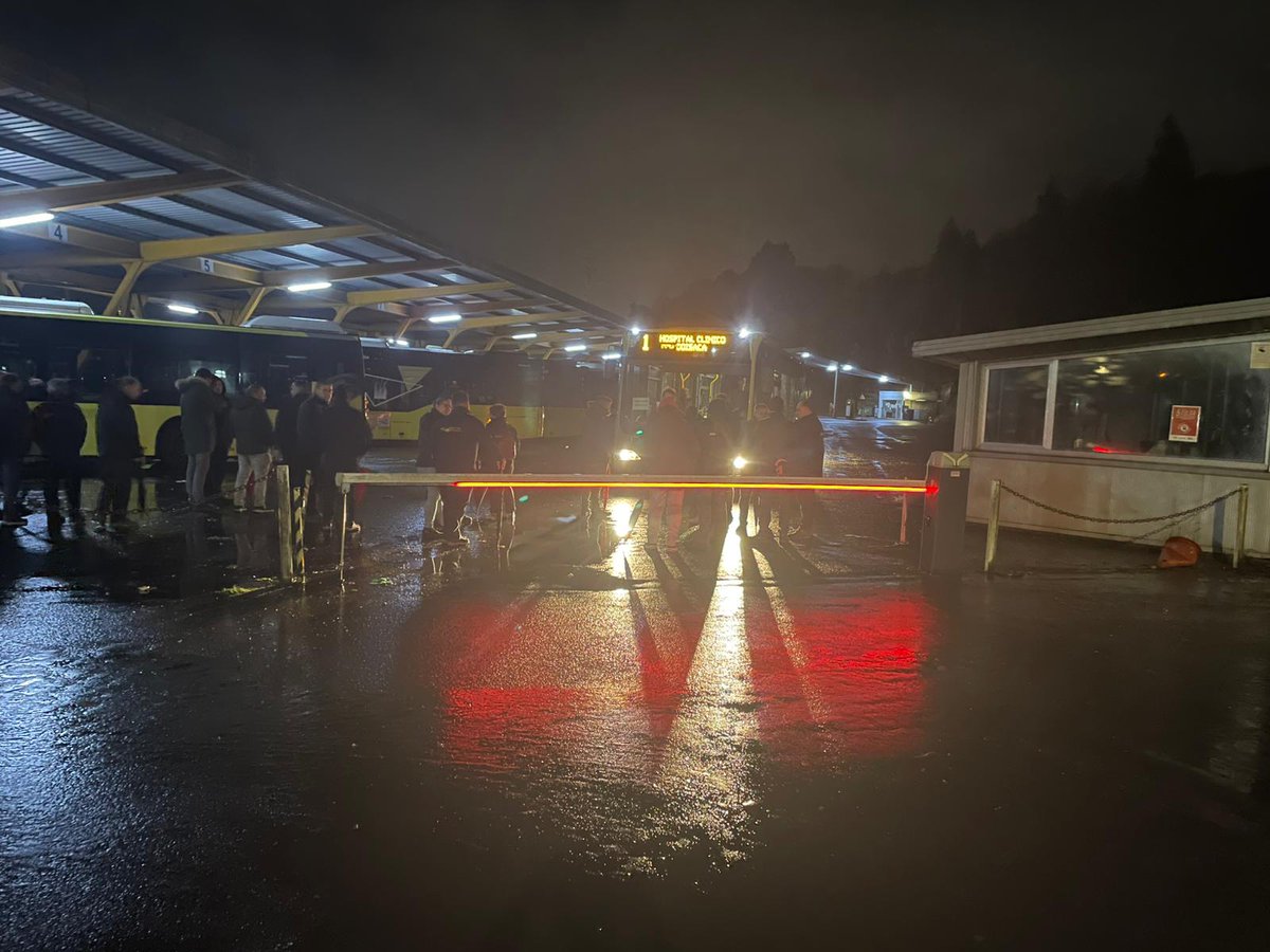 Folga 12/12: (8:00) Pequeno retraso na saída dos servizos mínimos pola presenza de piquetes nas instalacións do servizo urbano <a href="/PazodeRaxoi/">Concello de Santiago</a> As liñas 7, P6 e P8 están a circular con servizos mínimos
