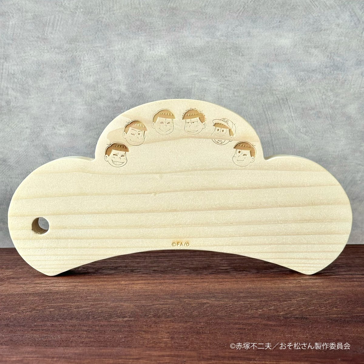 ChaRAFT_BEER's tweet photo. #おそ松さん コラボ商品
【カッティング松ボード】

本物の"松"でできた、特別な一品。
🎅クリスマス🍗や🎍おせち料理🎍にもぴったり！

真ん中に食べ物を置くと、6つ子が見つめているみたい……👀

◆ChaRAFT BEER OFFICIAL STORE https://t.co/TVeTg06t5G

送料無料キャンペーンは12/31まで🎄🔔 https://t.co/f3nbaqeVxj