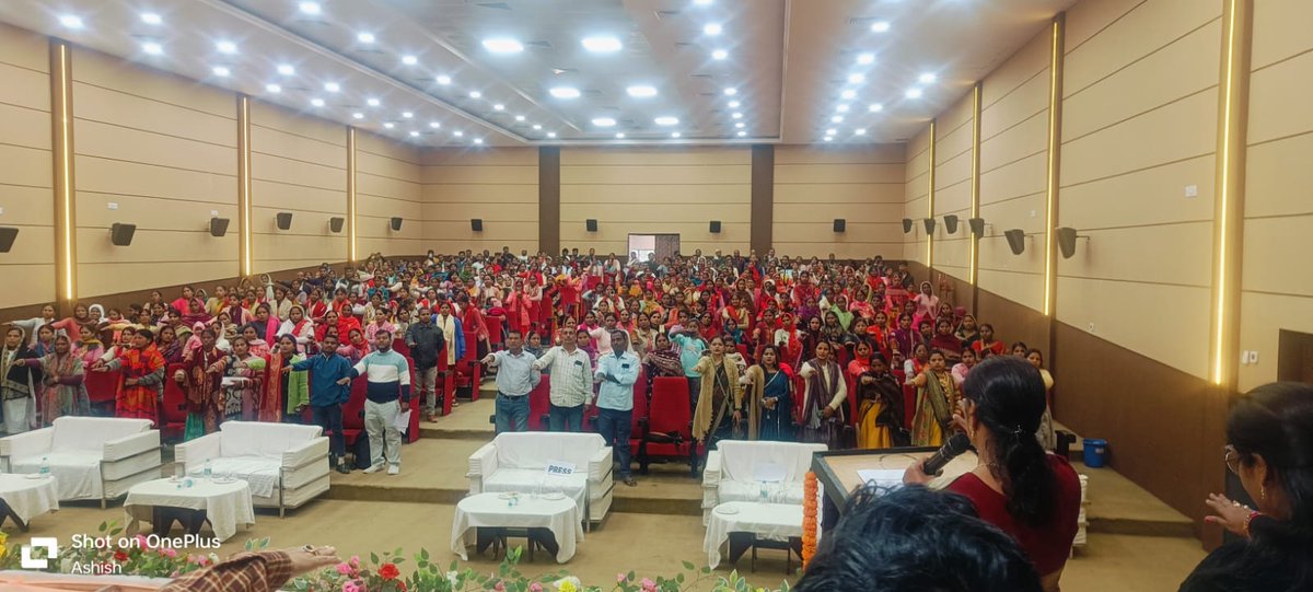 onlineJSLPS's tweet photo. पलामू जिले के टाउन हॉल में ग्रामीण उद्यमिता सह ऋण वितरण कार्यक्रम का शुभारंभ मेदिनीनगर एसडीओ द्वारा किया गया। @onlineJSLPS  द्वारा ग्रामीण महिलाओं को छोटे-छोटे उद्यमों से जोड़ते हुए बैंक ऋण उपलब्ध कराया जा रहा है। इस वर्ष जिले में 14,000 से अधिक उद्यम जैसे—किराना, चाय-समोसा, चूड़ी निर्माण, नमकीन-खाद सामग्री, तेल-आटा पैकिंग, पनीर-दूध-दही आदि शुरू किए गए हैं। एसडीओ ने महिलाओ को नवाचार कर अपनी पहचान बनाने और जिले की उद्यमिता बढ़ाने का आग्रह किया। कार्यक्रम में सखी मंडल से जुड़ी लाभुको को सांकेतिक ऋण चेक प्रदान किए गए। इस अवसर पर LDM, RM JRGB, RSETI निदेशक सहित JSLPS कर्मी एवं उद्यमी महिलाएं उपस्थित रहीं।

@MoRD_GoI @DAY_NRLM 
@HemantSorenJMM @DipikaPS 
@DC_Palamu