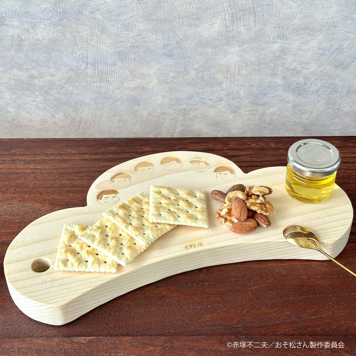 ChaRAFT_BEER's tweet photo. #おそ松さん コラボ商品
【カッティング松ボード】

本物の"松"でできた、特別な一品。
🎅クリスマス🍗や🎍おせち料理🎍にもぴったり！

真ん中に食べ物を置くと、6つ子が見つめているみたい……👀

◆ChaRAFT BEER OFFICIAL STORE https://t.co/TVeTg06t5G

送料無料キャンペーンは12/31まで🎄🔔 https://t.co/f3nbaqeVxj