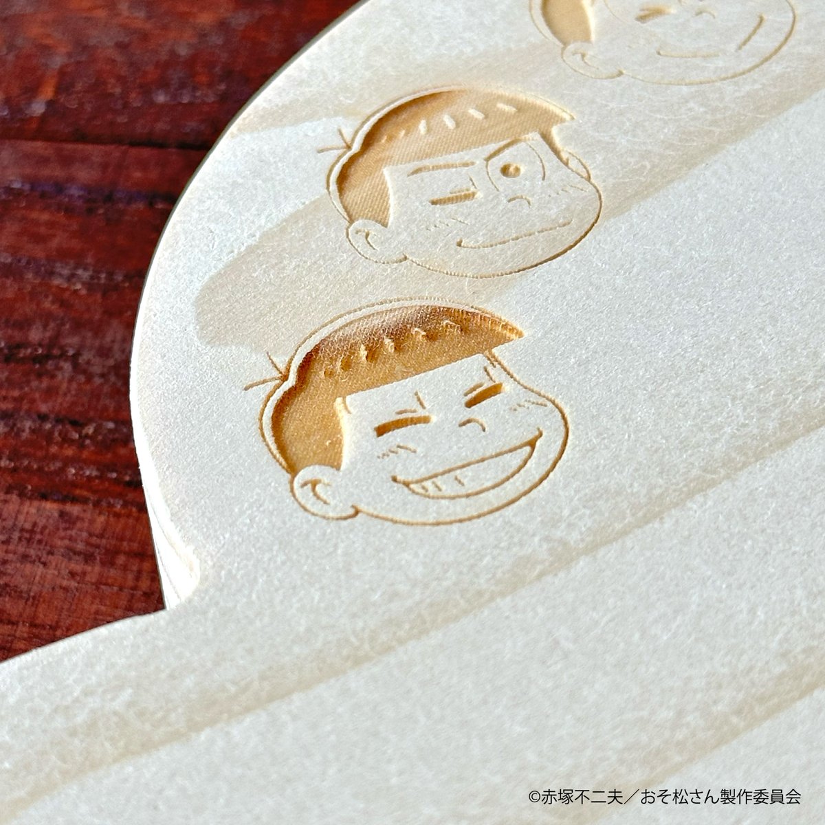 ChaRAFT_BEER's tweet photo. #おそ松さん コラボ商品
【カッティング松ボード】

本物の"松"でできた、特別な一品。
🎅クリスマス🍗や🎍おせち料理🎍にもぴったり！

真ん中に食べ物を置くと、6つ子が見つめているみたい……👀

◆ChaRAFT BEER OFFICIAL STORE https://t.co/TVeTg06t5G

送料無料キャンペーンは12/31まで🎄🔔 https://t.co/f3nbaqeVxj