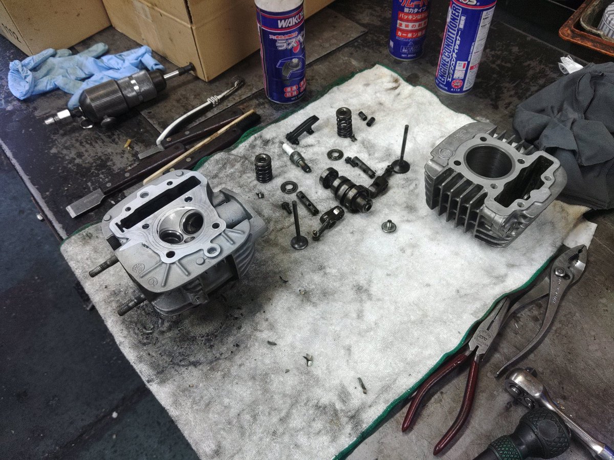 シリンダーとヘッドのメンテ完了です。さぁ、組んでいこう