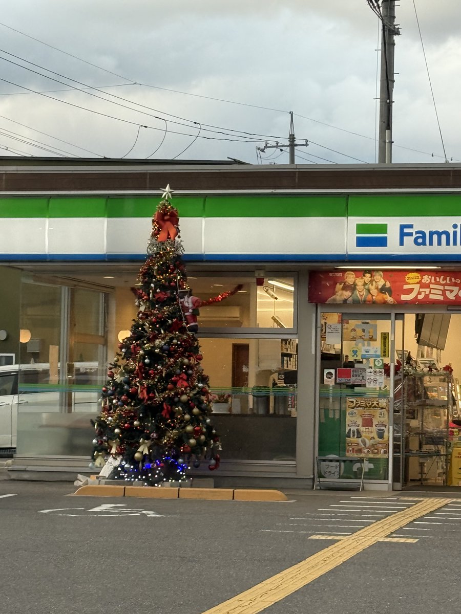 警察署の前のとこにあるファミマ！大きいツリー🎄こんな大きいの欲しいな😆

#イマソラ #米子市 #ファミリーマート