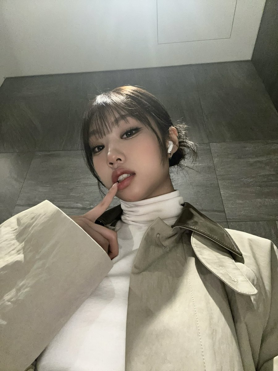 junleun's tweet image. 😗😬👈