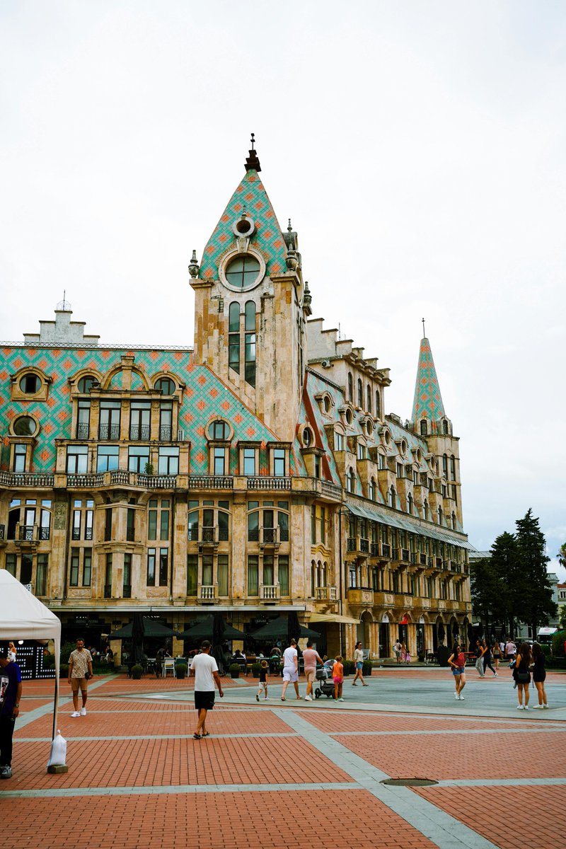 k_tourss's tweet photo. باتومي – البحر الأسود

مدينة Batumi على ساحل البحر الأسود تجمع بين الشاطئ والطبيعة. 🌊🌴
يقولون كأنها ميامي القوقاز.
لو زرت… تختار تتمشى على الكورنيش؟ ولا تطلع للجبال ورا المدينة؟ 🤔👇
#جورجيا #باتومي #سياحة #سفر #Ktours #قطر https://t.co/E87CvmTaB0