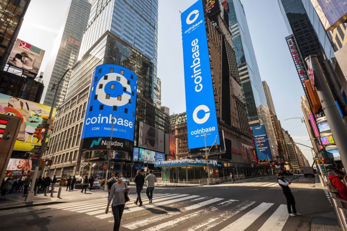 CryptoPulseGLBL's tweet photo. 🌍CryptoPulse Research:#EventAnalysis🌐🌐🌐
Tokenized Stocks Surge on Exchanges: Will It Benefit the Crypto Market?
On December 12th, sources revealed that Coinbase plans to announce the launch of two products on December 17th: prediction markets and tokenized stocks. This event, along with the latest regulatory statements and industry reports obtained by DTCC, indicates that tokenization is accelerating its transition from experimentation to large-scale deployment.⏸⏸⏸
Tokenized stocks bring traditional financial users and capital inflows to exchanges, and the activity and fee revenue of crypto exchanges are expected to increase in the short term. With a gradually clarifying regulatory framework, more regulated institutions are likely to accept the "on-chain holding" format, driving demand for compliant institutional assets. The on-chainization of bonds, ETFs, and stocks will spur the commercial expansion of custody, auditing, oracles, and compliance infrastructure, driving the prosperity of related infrastructure token and service projects.🖥🖥🖥
However, it's not all positive. For example, the legal attributes of token holders' on-chain holdings, rather than those recorded in the company's shareholder register, are unclear regarding voting rights, dividend distribution, and claims procedures. Vulnerabilities in smart contracts and defaults by centralized issuers can amplify losses and systemic spillovers on the blockchain.⌛⌛⌛
In the medium to long term, if regulations, laws, and infrastructure integration are in place, tokenization will reshape settlement and ownership management, becoming a crucial component of the crypto market's transition to "real-world asset infrastructure."
🔡 Subscribe:Major Crypto Events
⭐ https://t.co/7opmEVsUe5