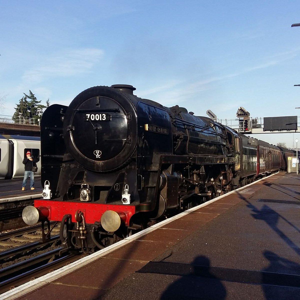 BJendenrailway's tweet photo. 70013 "Oliver Cromwell" passing East Croydon on this day in 2017 on the Christmas Sussex Belle from London Victoria to Eastbourne #70013olivercromwell #brstandardclass7 #BR70013 #steamlocomotive #steamfix #mainlinesteam https://t.co/C8996Hb3a4