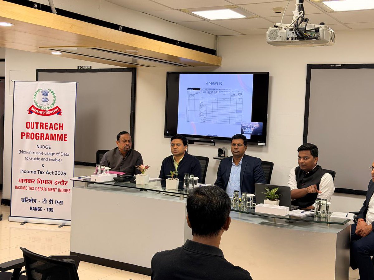 incometax_mpcg's tweet image. Under the CBDT initiative NUDGE 2.0,
an outreach program was conducted at four places in Indore by TDS Range Indore with coordination with Addl DIT(Inv.), Indore and JDIT(FAIU), Bhopal.
During the outreach program, a detailed presentation was delivered covering the FA/FSI…