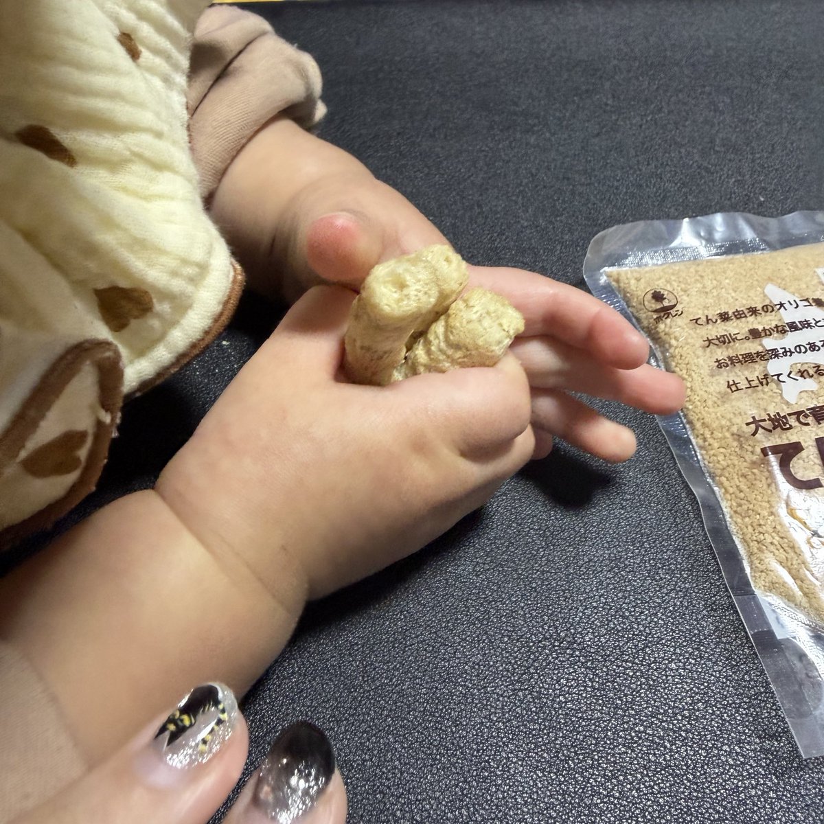 kirisamecha's tweet photo. うちの娘は私に似て食いしん坊なので、袋から出したお菓子を両手で持ったかと思いきや片手にどれだけ持てるか＆口に詰められるか、をします。
１個ずつ食べたら…どう…？ https://t.co/VmpxgcQEZy
