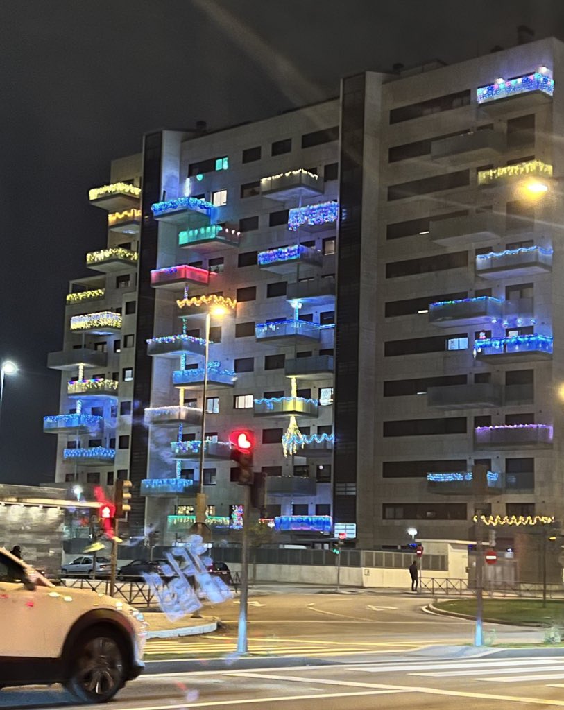 -¿Y en tu comunidad sois mucho de luces de navidad?
-Pues…