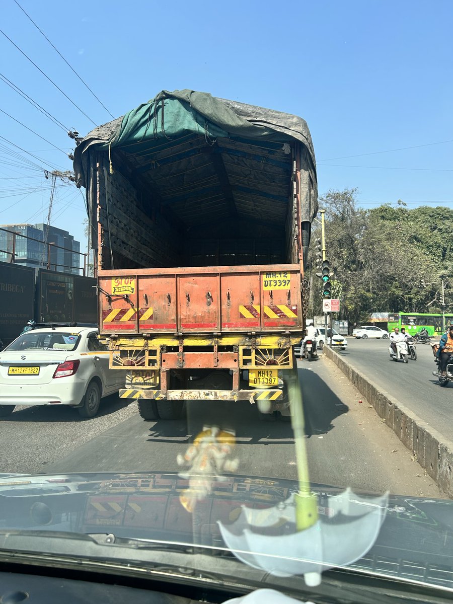 AmolParadkar4's tweet photo. @PuneCityTraffic @PMCPune @PuneCivic @PuneCityTraffic @PuneCityPolice 
Traffic congestion due to heavy vehicle, they are not allowed.
Location : Mundhwa road
Time: 13:00 Date: 12 Dec 
Vehicle 1: MH12DT3397 https://t.co/KC8CLOFYal