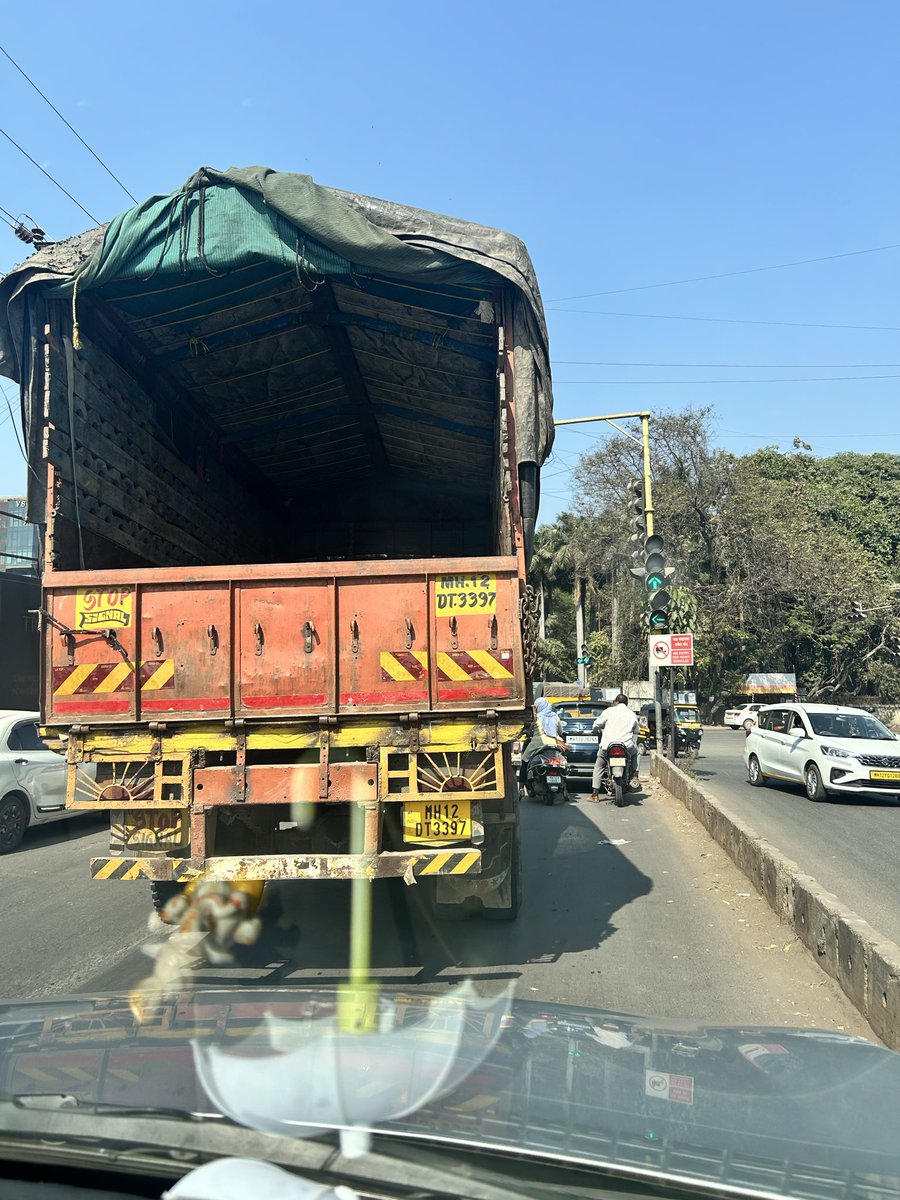 AmolParadkar4's tweet photo. @PuneCityTraffic @PMCPune @PuneCivic @PuneCityTraffic @PuneCityPolice 
Traffic congestion due to heavy vehicle, they are not allowed.
Location : Mundhwa road
Time: 13:00 Date: 12 Dec 
Vehicle 1: MH12DT3397 https://t.co/KC8CLOFYal