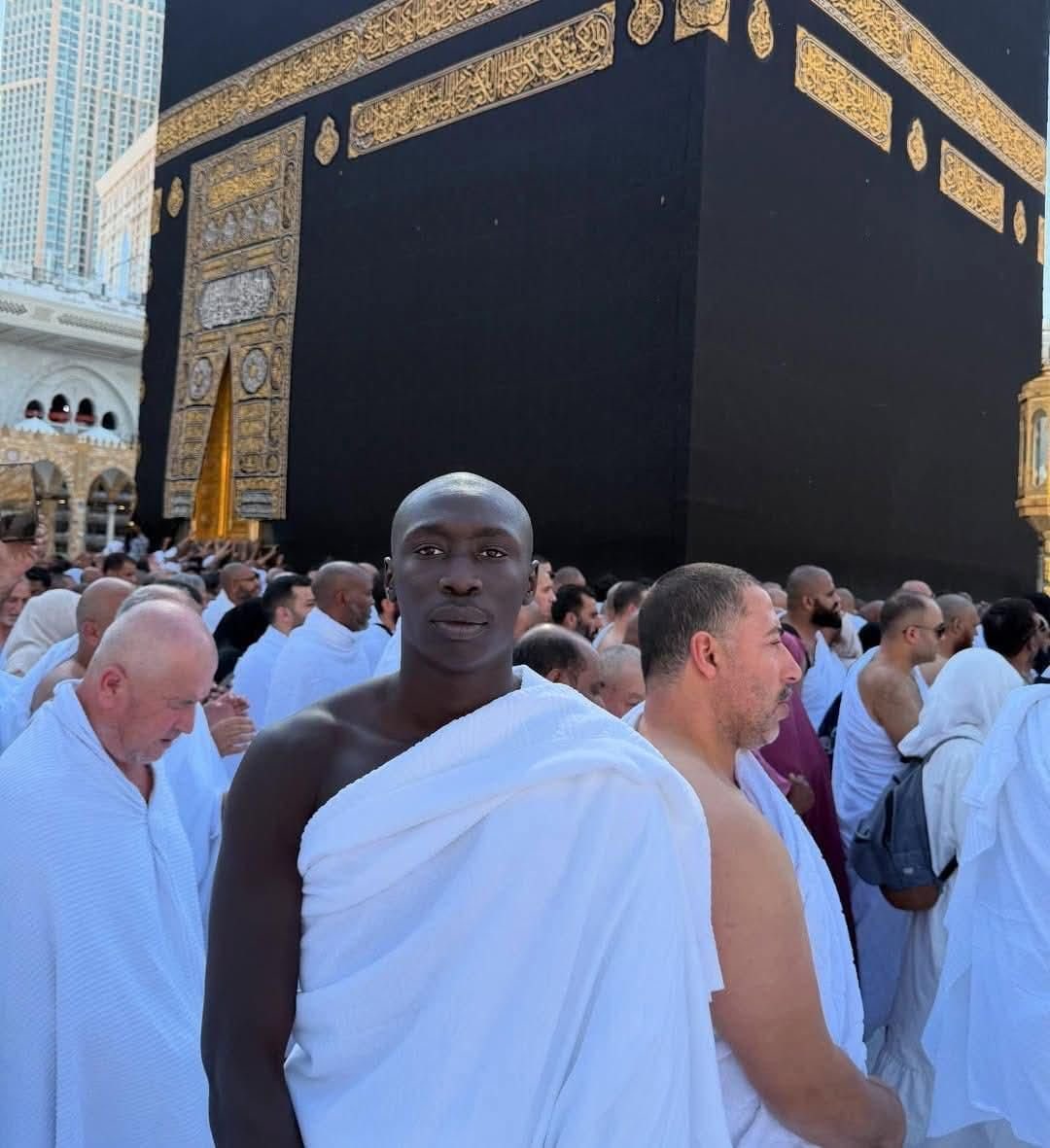 صاحب أكبر عدد متابعين
 على تطبيق تيك توك
يؤدي مناسك العمرة 🕋 .