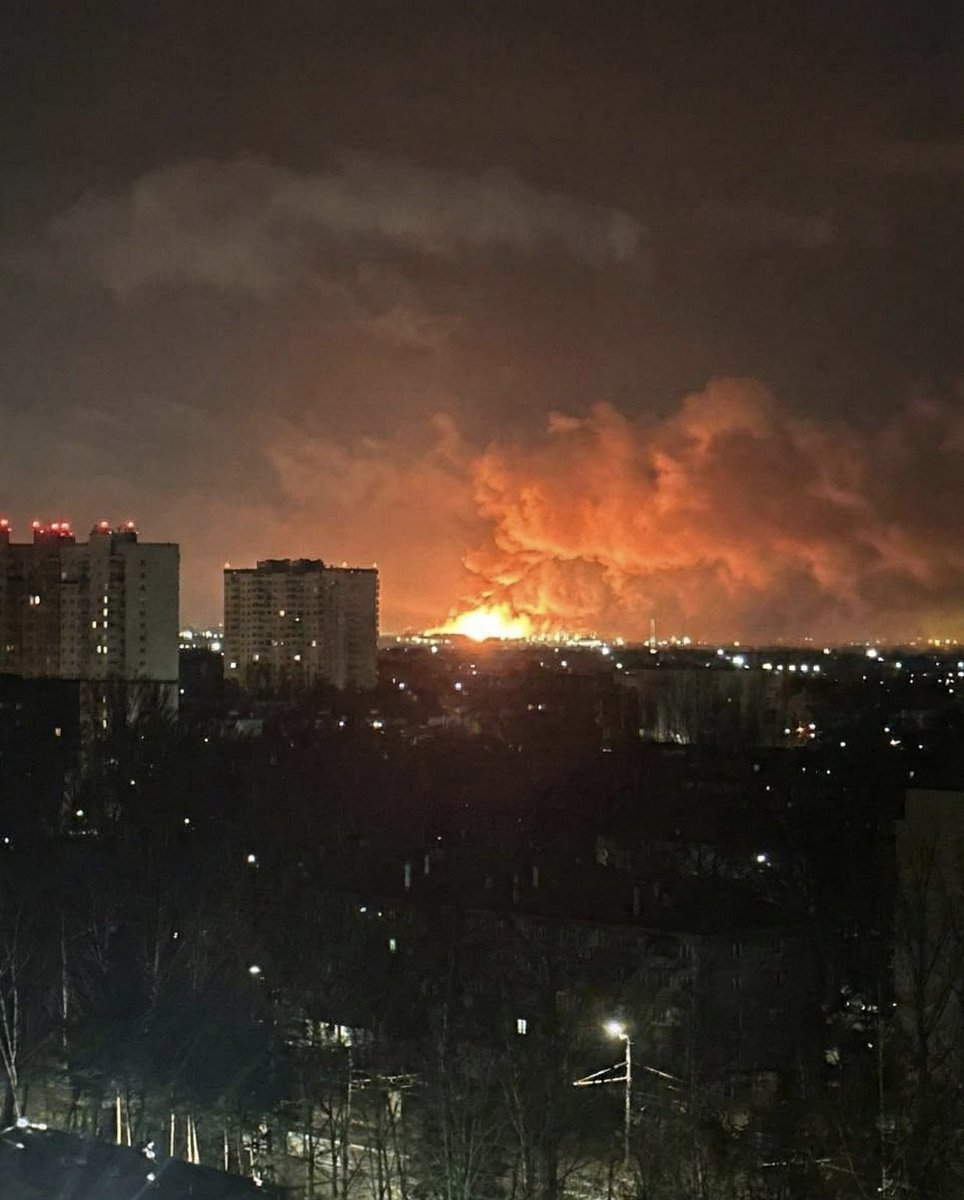 nanana365media's tweet image. 🔴UKRAINE 🇺🇦 -RUSSIE 🇷🇺| Un drone ukrainien a touché un immeuble résidentiel à #Tver en 🇷🇺 détruisant des appartements sur 4 niveaux.  Dans la nuit, des explosions ont été rapportées à #Yaroslavl où la plus grande raffinerie du nord de la Russie est ravagée par des incendies.