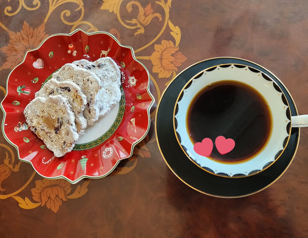 슈톨렌, 케냐 AA 드립 커피.
오랜만에 웨지우드 커튼콜과 함께☕️