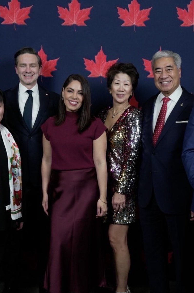 Michael Ma s’est présenté hier soir au party du Parti conservateur, sans avoir payé sa place prétextant le faire avec l’organisation aujourd’hui. Il a dansé avec mes collègues et s’est fait prendre en photo avec le chef et son épouse! 

Je cherche encore le bon mot pour qualifier