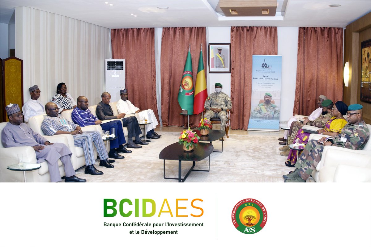 #AES Bamako - le 11 décembre 2025

CREATION DE LA BANQUE CONFEDERALE: le Président de l’AES reçoit les Ministres de l’Economie et des Finances de l’Alliance

Le Président de la Transition, Son Excellence le Général d’Armée Assimi GOÏTA, Chef de l’Etat, Président de la