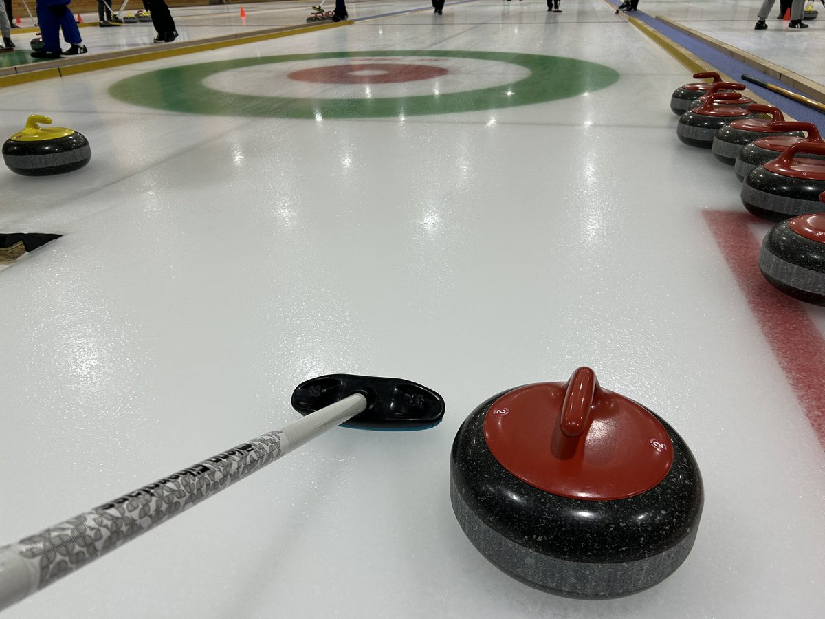 art_siegfried's tweet photo. どうぎんカーリングスタジアム

正直、完全に舐めてました…たった2時間の体験でこの疲労感。
隣で黙々とウォーミングアップを始めた北海道コンサドーレ札幌のメンバーが、まるで“神”のように見えた。 https://t.co/Yw6T0gilnf