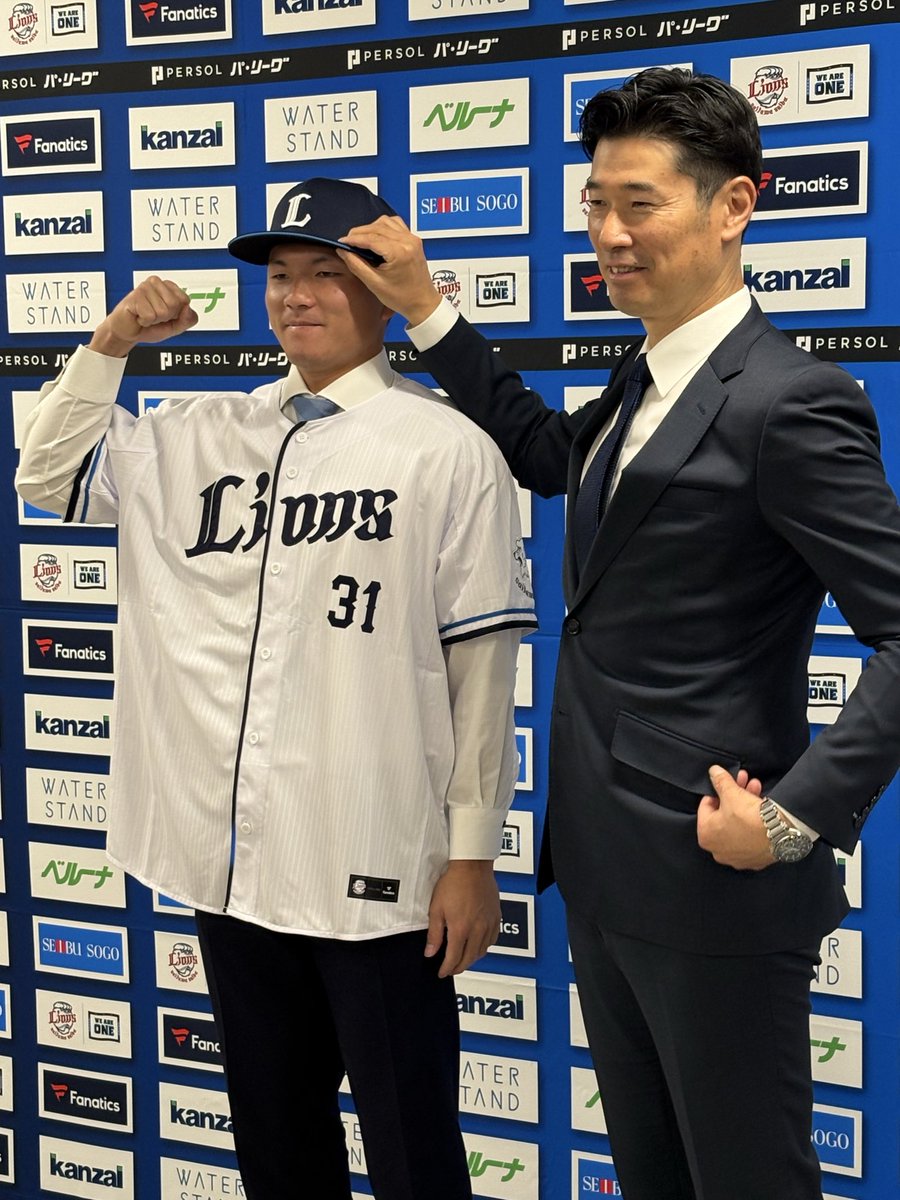 現役ドラフトでライオンズに移籍した #茶野篤政 選手が入団会見に臨み「バッティングと守備と走塁、全ての面で今まで以上にレベルアップして1年間を通して試合に出続けられる選手になりたい」と抱負を語りました。茶野選手の声は今日の #ライオンズエクスプレス で！

#seibulions
#ライオンズナイター