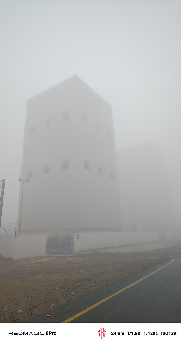 MBidiyah's tweet photo. شتاء ولاية بدية ٢٠٢٥
في اجواء شتوية استفاقت ولايه بدية صباح اليوم بموجة ضباب واسعة غطت كامل قراها وما جاورها وعلى امتداد الكثبان الرمليه الممتده جنوبا وغربا
مما جعل الرؤية الافقيه لا تتعدى ٥٠ متر في اغلب الاحياء السكنية و خارجها
مما اثرت على حجب الرؤيه على سائقي المركبات https://t.co/NeQQKPBGvf