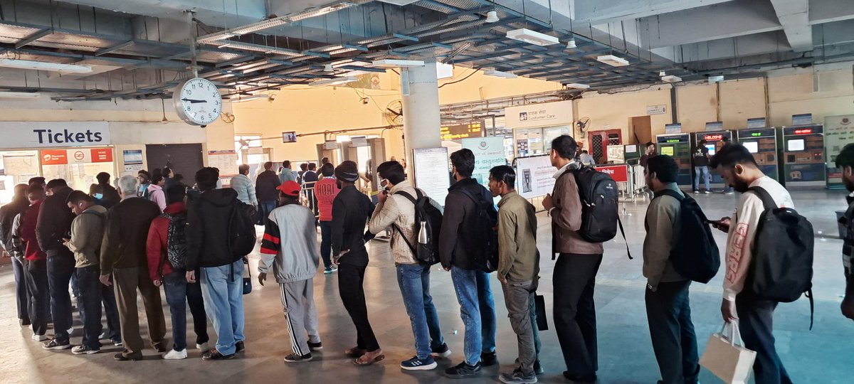 akash_singh_dev's tweet photo. How bad is the #rkasharammetrodelhi management. They have 2 security check points but they always use only one. We have to wait in long queue daily and got late for office. @DCP_DelhiMetro @OfficialDMRC @CMODelhi @ABPNews @ZeeNews https://t.co/ZwsseW1NPU