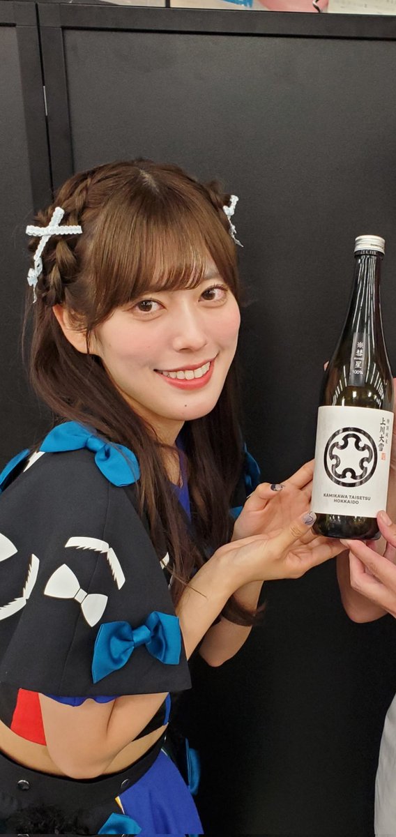 Q0uzsEPThc7bCXZ's tweet photo. 柏木選手と日本酒のコラボいいなぁ。
ナオちゃんのお勧め、上川大雪さんいかがですか⁉️
クロちゃん、日本酒の仕事取ってきて～‼️

#ナオ・オブ・ナオ
#豆柴の大群
#日本酒
#Yahooニュース
https://t.co/0VAu6JdU2b https://t.co/jhPbWVYq0X