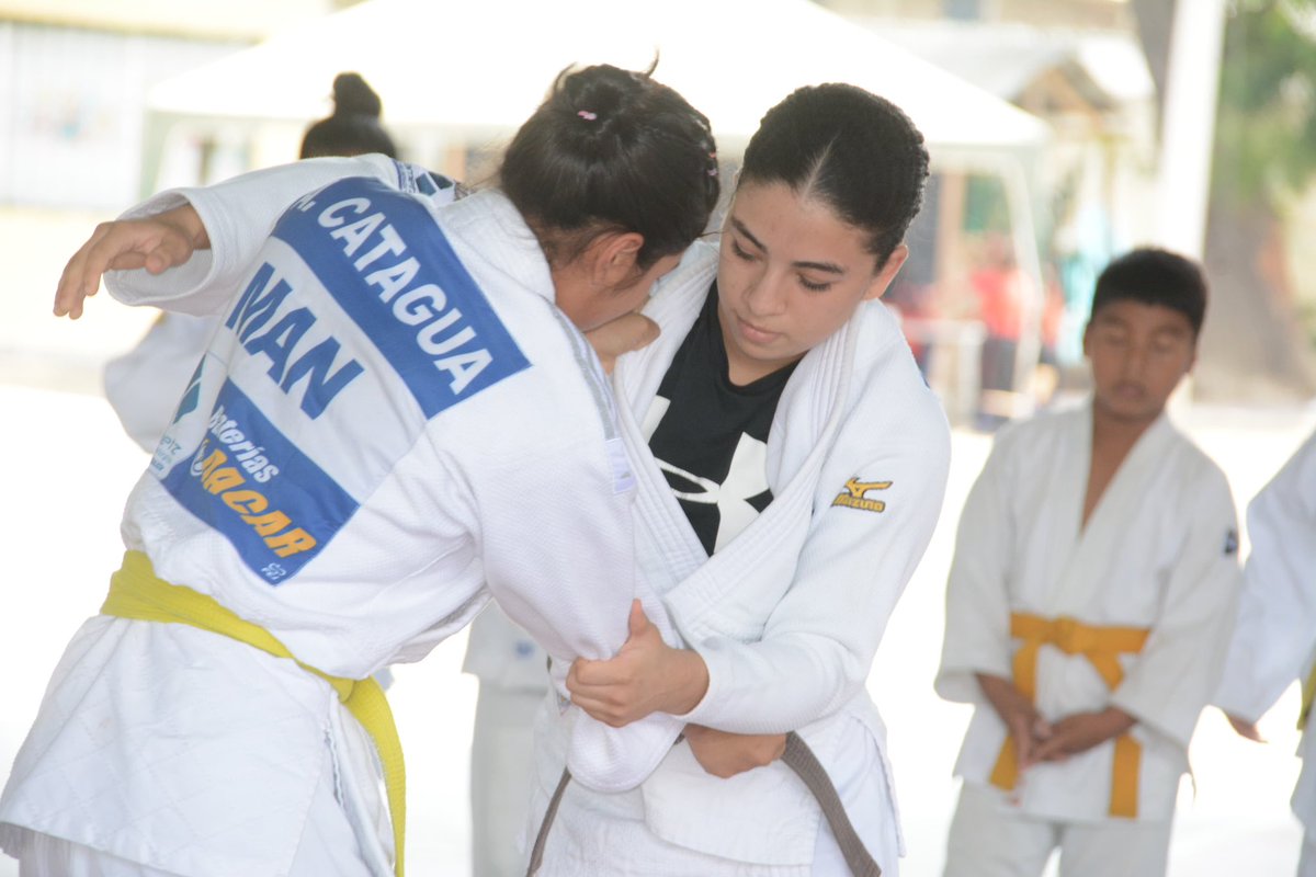 DeporteEc's tweet photo. La Escuela 24 de Mayo vivió una jornada llena de energía con “Educando con el deporte”. 📚⚽

Hubo actividades recreativas y una exhibición de judo 🥋 que acercó a los estudiantes a esta disciplina.

Acciones que inspiran y fortalecen valores. 🙌🏼

#ElNuevoEcuador 🇪🇨 https://t.co/CtyUphOuhM