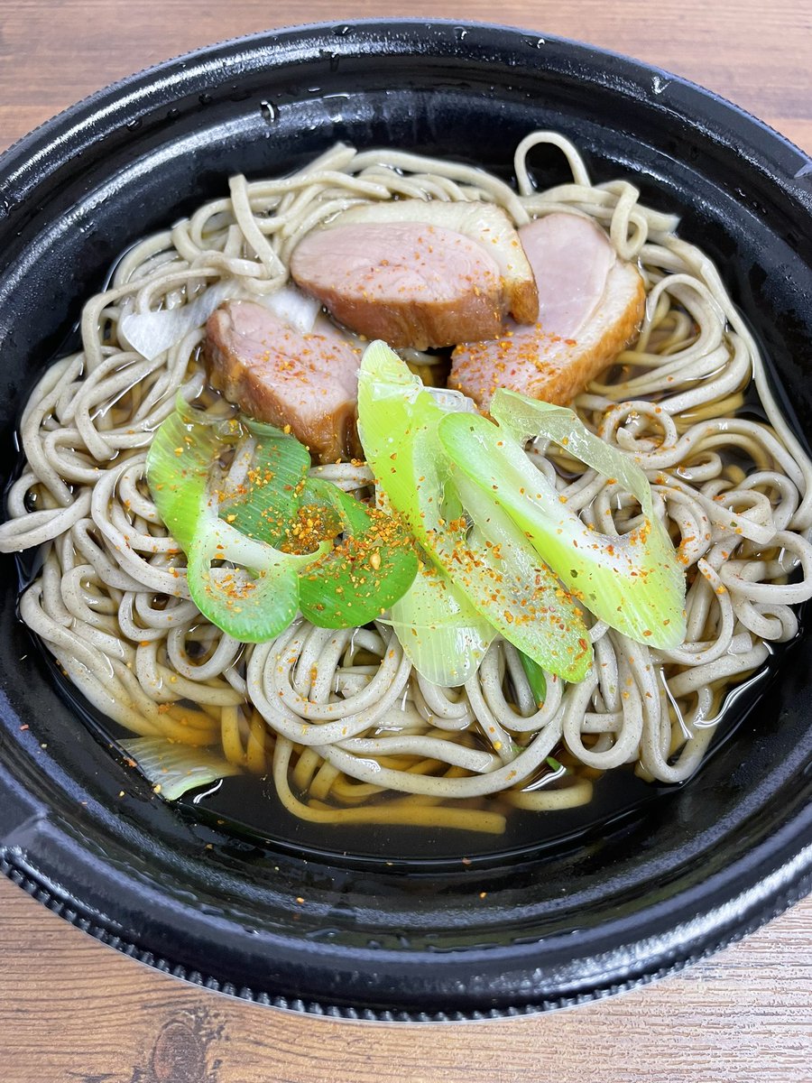 guruguruken's tweet photo. この前食べたコンビニレンチンラーメンが美味しかったので
今回はレンチン鴨南蛮蕎麦にしてみた
ちゃんとそば!お店で食べるそばと
ほとんどかわらない
そばものびてないし
麺つゆも出汁がきいて美味しいです
レンジでそばまでできる時代になっているとは…
#DELIMO
#鴨南蛮蕎麦 https://t.co/dWzMbEaz3M