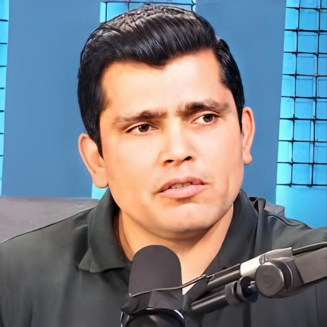 Mahi_Patel_07's tweet photo. Kamran Akmal once shared a crazy story from 2013:

MS Dhoni was having dinner with the team when the manager walked in and said, “Chief selector wants to talk.” Dhoni put it on loudspeaker.

The selector said Virat wasn’t performing and they wanted to send a new player, so Virat should be sent back home.

Dhoni didn’t argue, didn’t shout — he stood like a real captain.
He calmly replied: “Alright then, book two tickets. Virat goes home, and I’m going home too. I haven’t been back in 6 months. Raina will lead the team.”

The moment Dhoni said that, the selector backed off: “No, no… Virat will play. No problem at all.”