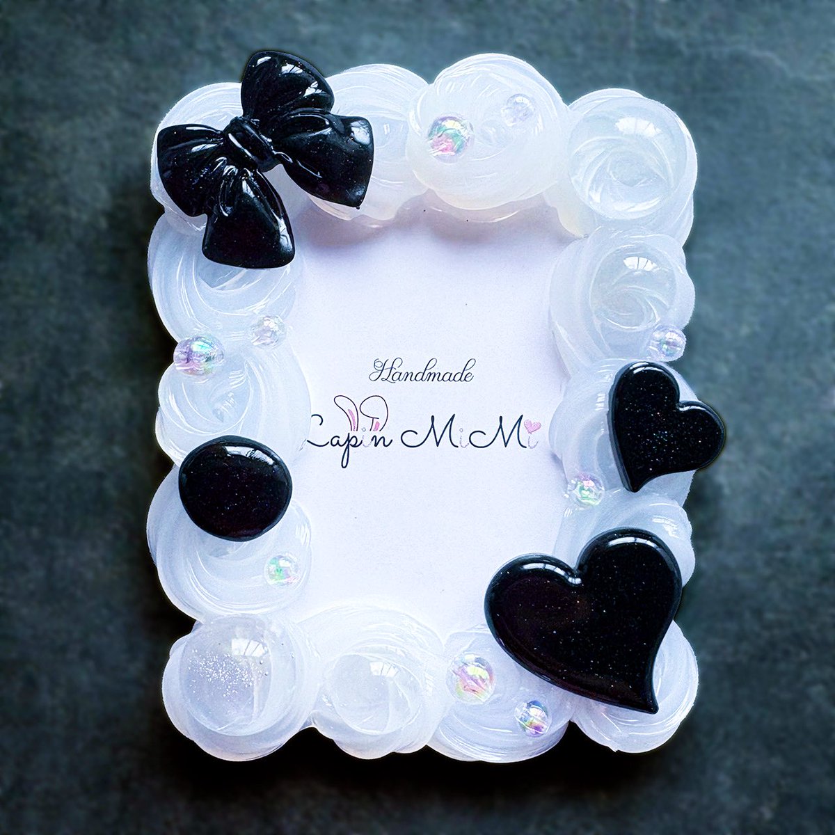 新作minneやBOOTHなどに
販売しました𓈒𓂂𓂃◌𓈒𓐍

人気シリーズの黒も増えたので
推し様のメンカラにどーですかෆ˚*
ふんわりシフォンシリーズの白も
ピンクも満足いく仕上がりです！

 #ハンドメイド  #ハンドメイド作家  #ホイップデコ 
 #レジン  #推し活  #トレカ  #チェキ  #平成  #ホイップ