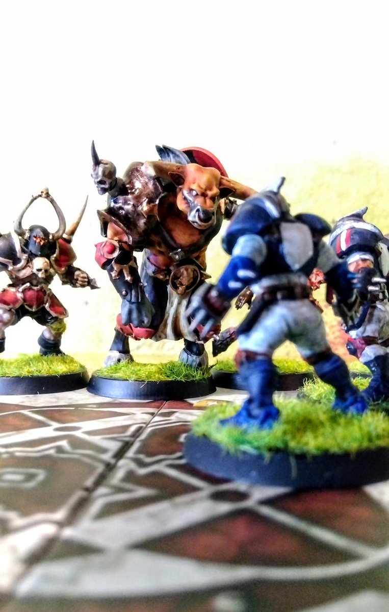 #ブラッドボウル の「BloodBowl Minotaur」です。
ケイオス系のビッグ・ガイ。
スキルを含め「相手選手を潰す」ことに特化したプレイヤーで、相手選手をなぎ倒すのが大好きな奴ですが、怒りに我を忘れて動けない事があるのが玉に瑕。
それもブラッドボウルらしくて良い！
#ウォーハンマー
#warhammer