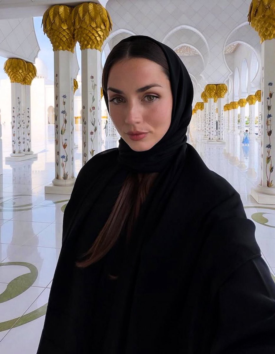 Bitumann's tweet image. Ana de Armas stuns in new photo. 📷

#AnaDeArmas #dubai