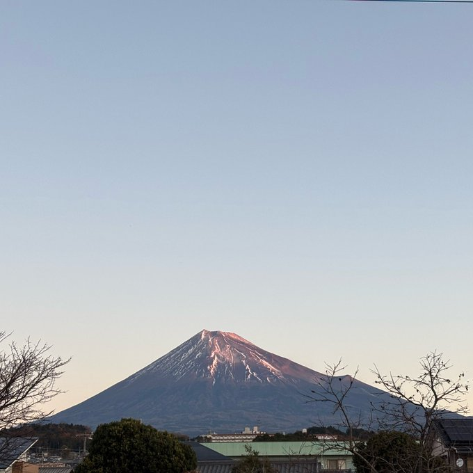 TPhysical48828's tweet photo. 朝日に染まる富士山。
歩き出すだけで、心もゆっくり動き出す。

今日の私も、ここから。
あなたの一日にも、小さな光が差しますように🫶✨
#富士山 #朝歩き https://t.co/4HEGlN9ZTg