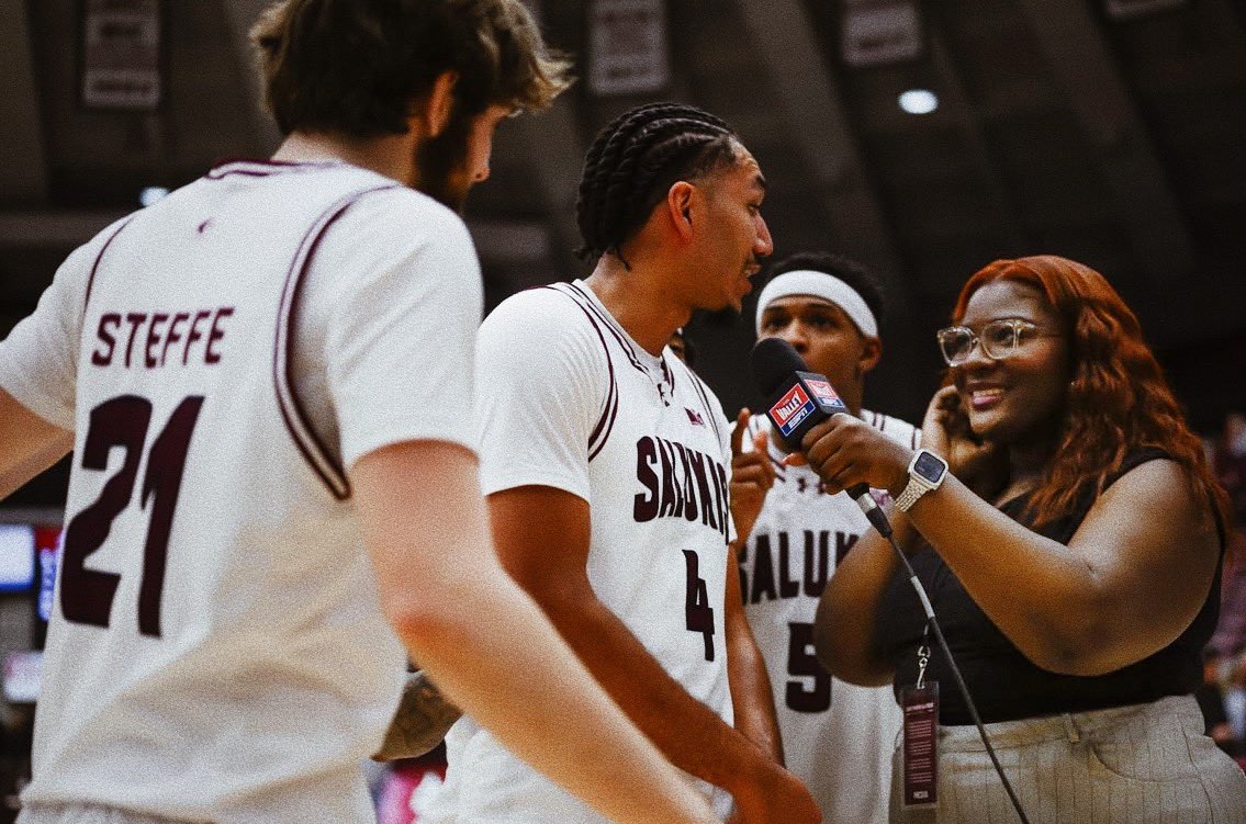 taylorlawrrence's tweet photo. Back on the sidelines for ESPN+ as the SIU men's basketball team faced UT Martin last night.
Being surrounded by the team during the post-game interview— reminds me why I love what I do.
Grateful for every opportunity to grow in this field!🎤✨🏀🤍 #TheValley #SidelineReporter https://t.co/NZ5guejIDO