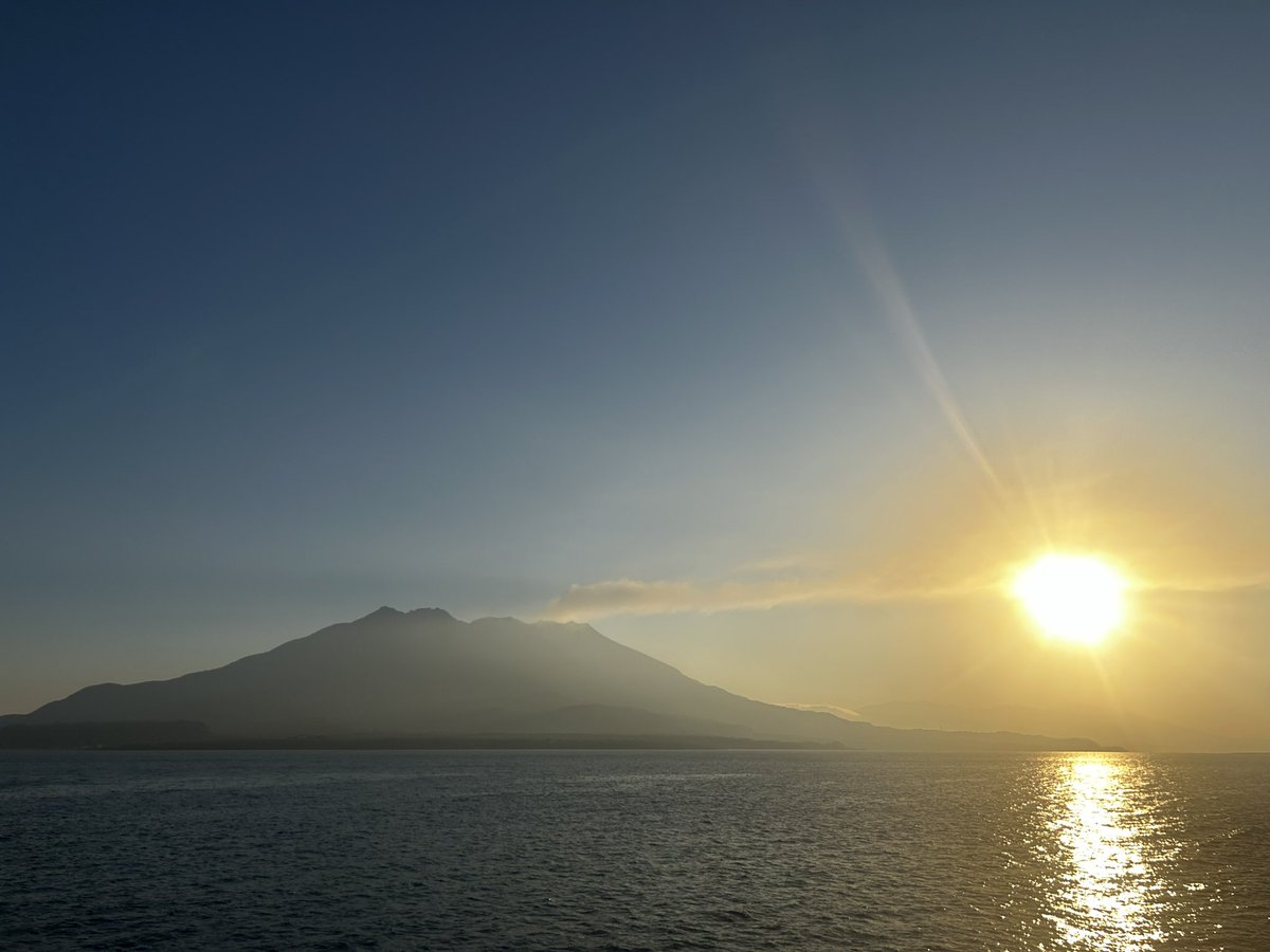 interwave12cub's tweet image. 遅ればせながら、こんにちは！
今日の桜島です。
天気は快晴！空気もウマイ！
素晴らしい朝になりました。

今日のお昼は久しぶりの「うなぎの藤井」の鰻重(^ ^)
やっぱり美味しいですね。

今日も一日、元気に楽しんでいきましょう！！！