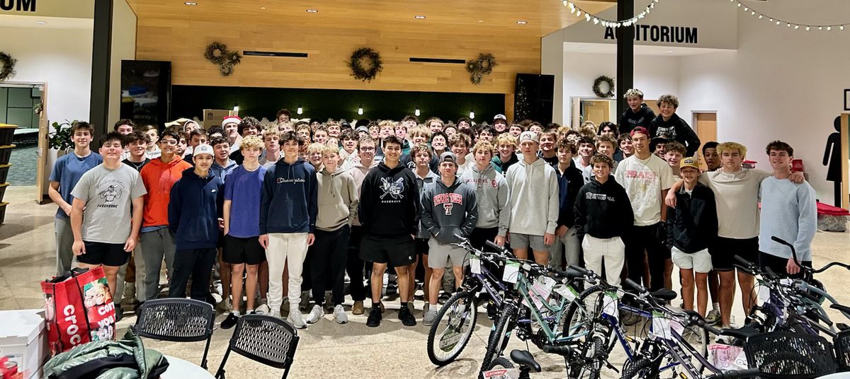 ThePHSBaseball's tweet photo. Dudes serving Cornerstone Christian tonight!   All Prosper dudes helping out our community.  You ask and we are there to help!  #servantleaders https://t.co/o6bEufaF2N
