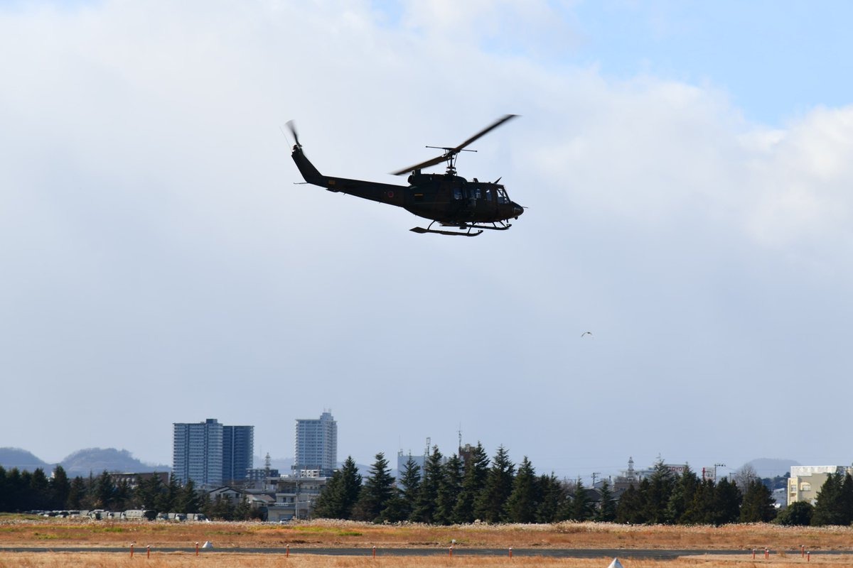 #北海道 ・ #東北地方 への #津波注意報発令 に伴い、 #東北方面航空隊 の映像伝送機ＵＨ―１Ｊは１２月１２日１２時２３分頃 #八戸駐屯地 を離陸し、 #八戸 から #釜石 一帯の被害状況の情報収集に向かいました。また #霞目駐屯地 からも釜石沿岸部一帯を偵察のため１２時３２分離陸しました。