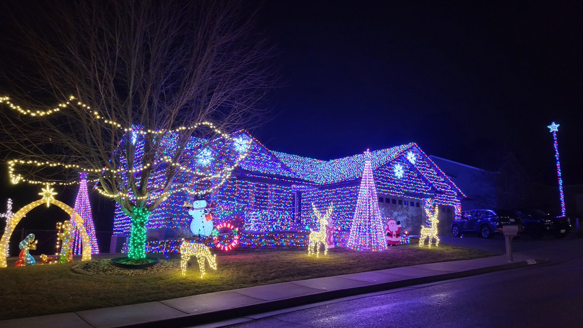 MattKerney's tweet photo. Went driving around Rapid City to look at some Christmas lights around town. Trying to get into the holiday spirit.. 🎄⛄ #Christmas #xmas #xmaslights https://t.co/sI2wQ03Aw0