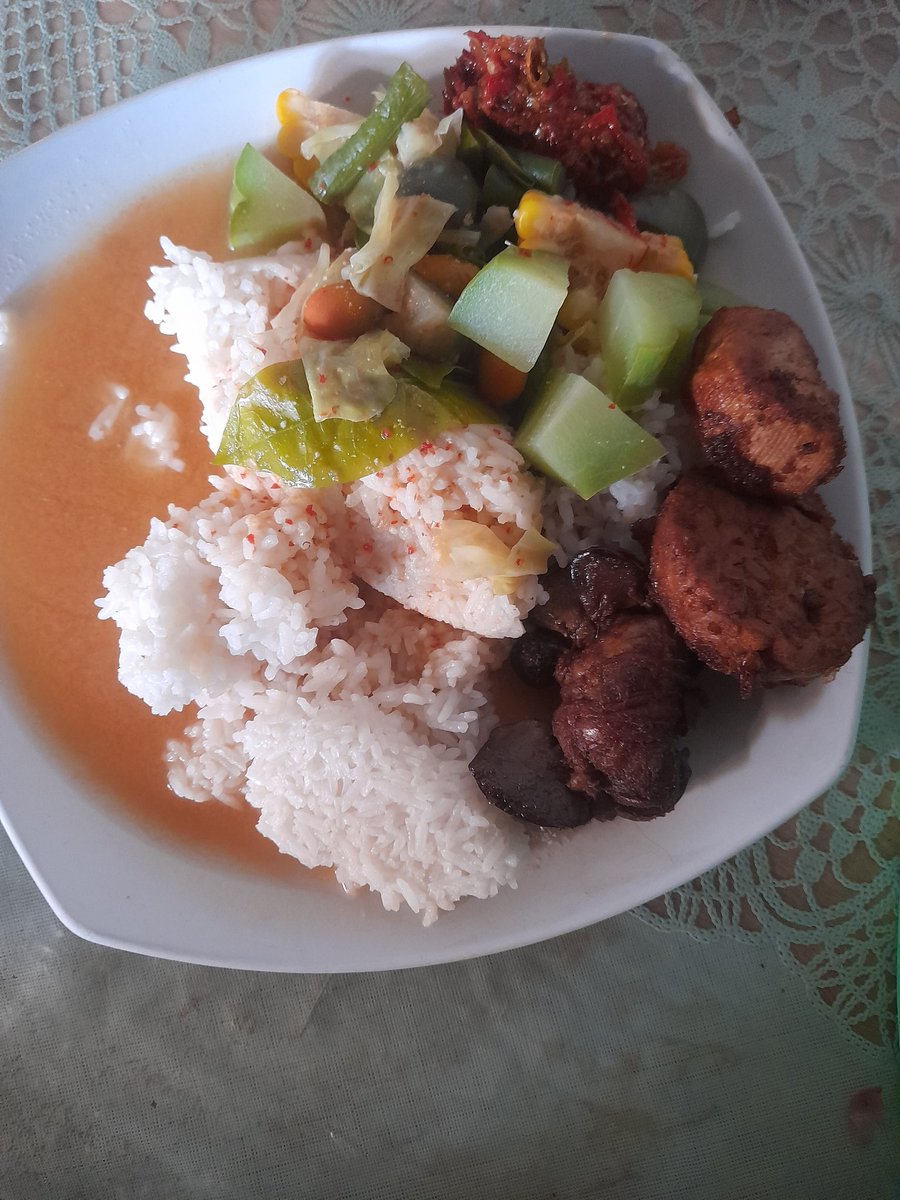 Sayur asem adalah olahan sayur terbaik di dunia.

Tahu tempe bacem adalah olahan tahu tempe tebaik di dunia.

Ampela ati adalah bagian ayam paling enak di dunia.

Sambal terasi adalah olahan sambal terbaik di dunia.

Tentu nya masakan emak adalah masakan terbaik sedunia-akhirat.