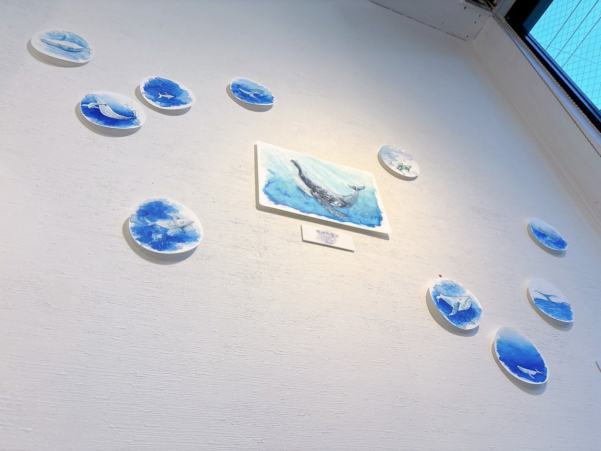 タイトルに【漫遊の旅】を提案してくれたきょんたしさん。

目が冴える様に鮮やかな青と透明感が印象的な作品。
流れに身を任せ優雅に舞い泳ぐ姿のクジラ達、観ているこちらも楽しくなる。
フィルム風の栞やカードは光を含んで景色や文字が文字が透けるのも乙なもの。

展示場所:【<a href="/ekakishichimen/">ギャラリー七面坂途中</a> 】