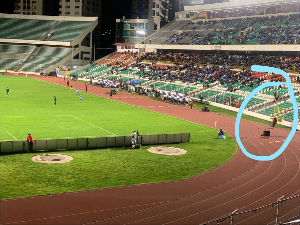 Un solo fotoperiodista cubriendo el partido, tod@s estaban ⬆️