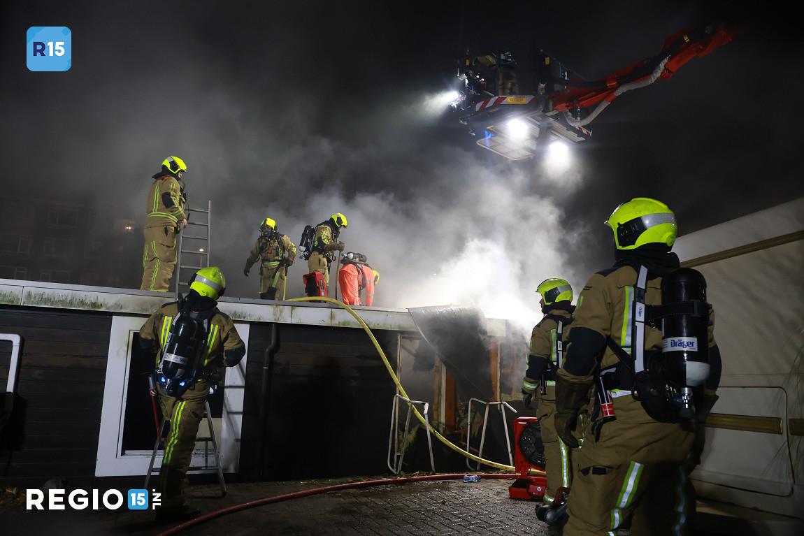 Felle brand op woonboot in Den Haag
