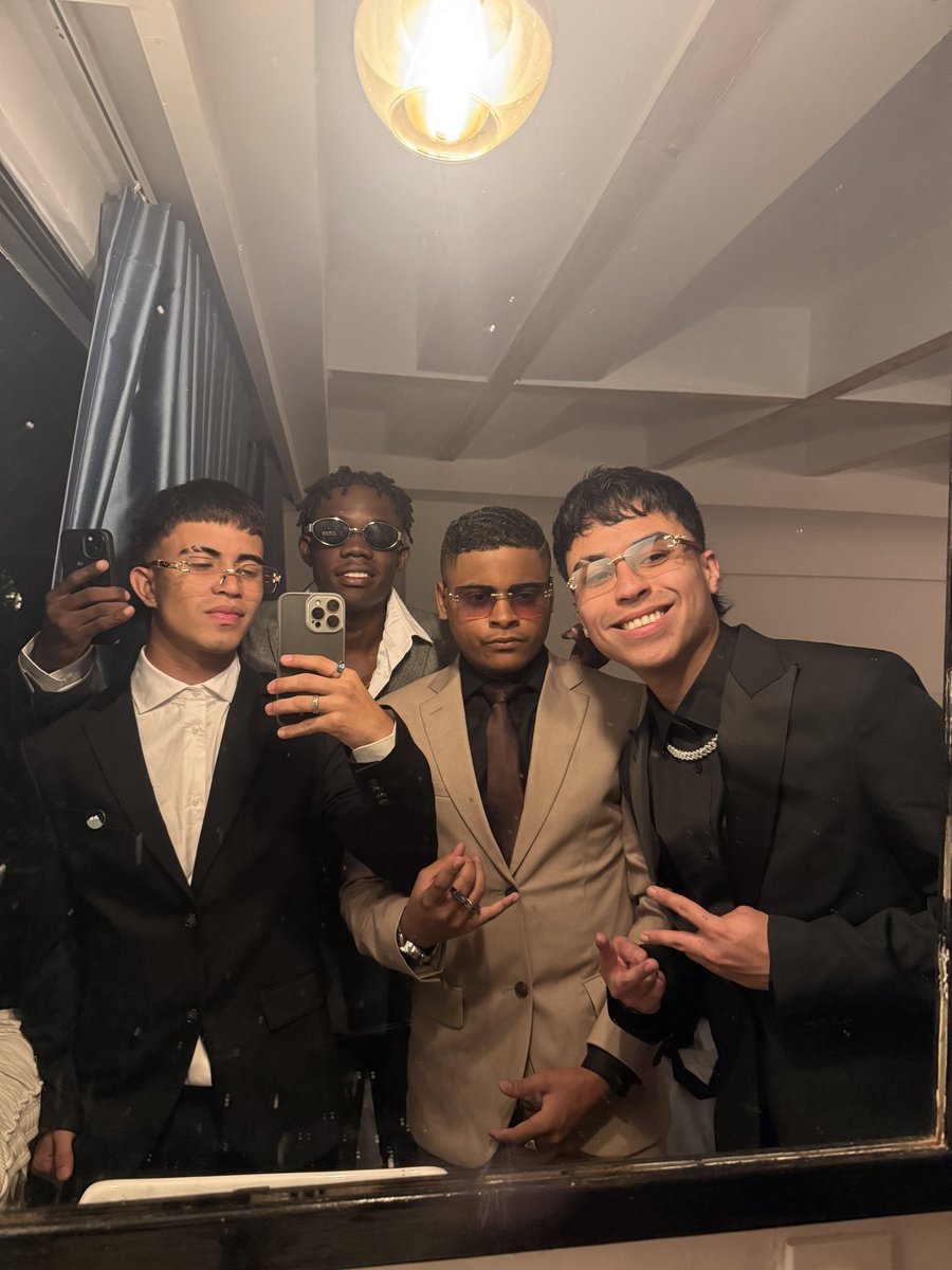 juand4aaa's tweet image. @Edits_De_Mierda mi hermanito se lo merece mucho, lo quiero mucho yo se lo mucho que has trabajado por la wreals y sé que te lo mereces demasiado, rompe hermanito y no le bajes jamás en la vida, recuerda aplicar siempre el código 🫂❤️‍🔥