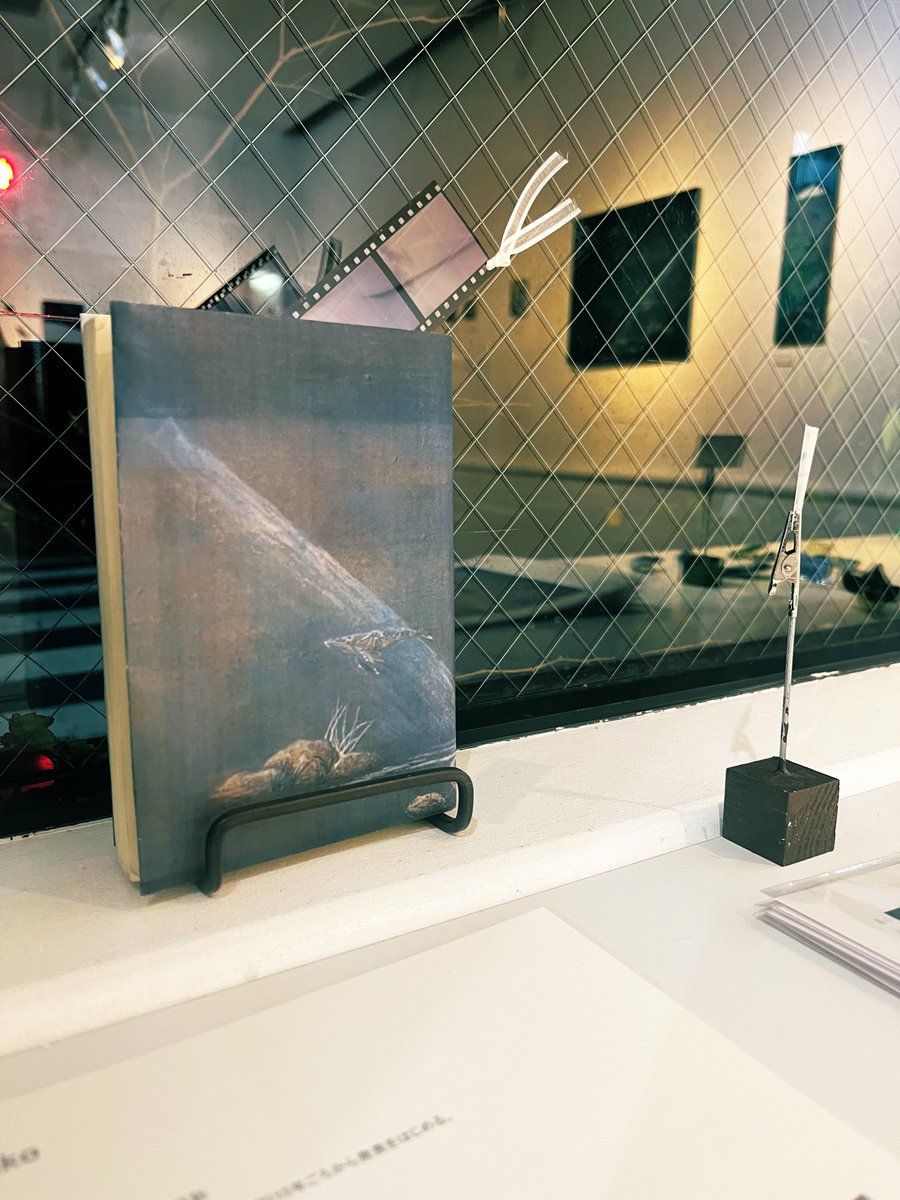 タイトルに【ハロー軌道】を提案してくれたMatukoさん。

緻密に重ねた複雑な青松。
以前、クジラは特別なモチーフだと。
穏やかな光を浴びながら
1匹のクジラと共に旅での観測記録を見ているようなあたたかな気持ちになります。

展示場所:【<a href="/ekakishichimen/">ギャラリー七面坂途中</a> 】