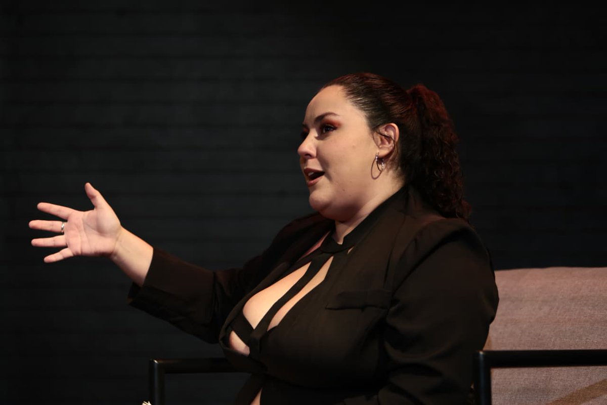 CulturaCiudadMx's tweet photo. El #ForoAPocoNo presentó "Los monólogos de la lonja", una puesta en escena de Gordas Expansivas Burlesqueras dirigida por Valeria Paulino y Arantza Durand. En este escenario, tres mujeres gordas compartieron confesiones, memorias y emociones que durante años se les quiso callar. Entre risas, cantos y momentos de vulnerabilidad, la obra abrió un espacio de afirmación y resistencia frente a la violencia estética, médica, familiar y social, celebrando la ternura, el deseo y la fuerza política del cuerpo.
🎭 Tras estas primeras funciones, la temporada sigue abierta y aún quedan fechas para disfrutar de esta propuesta que pone al centro la voz y la presencia de sus intérpretes.
📅 Hasta el 21 de diciembre, 2025
🕓 Jueves y viernes, 20 horas | Sábado, 19 horas | Domingo, 18 horas
📍 Foro A Poco No
Consulta más actividades de la cartelera de @TeatrosCdMexico en: https://t.co/awDa0bcKJn