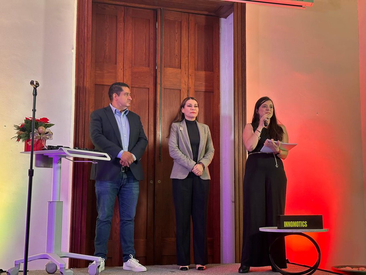 CEdeMineriaMX's tweet photo. 👏👏 👩‍🎓Graduación de Segunda Generación de la Academia de Digitalización Minera 👷‍♀️👷‍♀️ de @WimMexico e #Innomotics  #CentroCulturalMinero de la @Camimex_Oficial #MujeresEnLaMinería #MujeresMineras #ComitéEducativoDeMineríaMéxico 🇲🇽 https://t.co/RWxA9RY036… https://t.co/lLY0uVZH8e