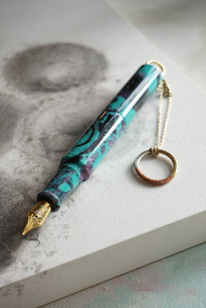 深海の色のようなペンブランク マーメイドの手には約束の指輪。 そんな